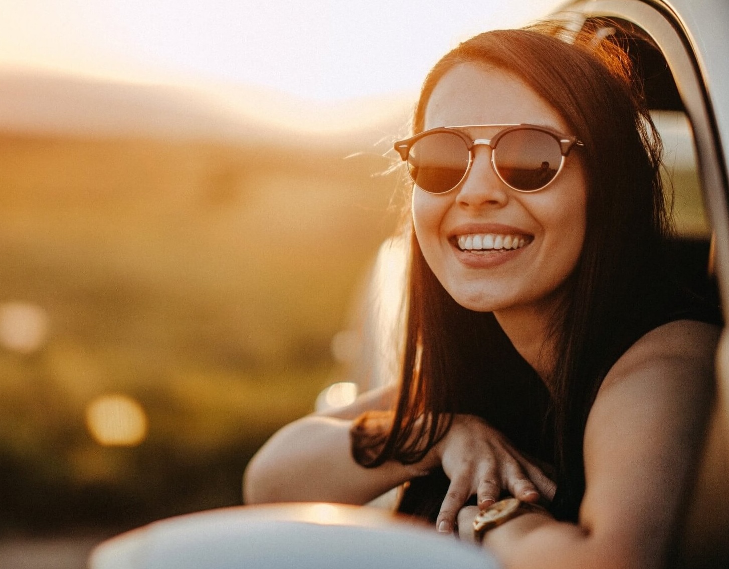 glad kvinna åker bil